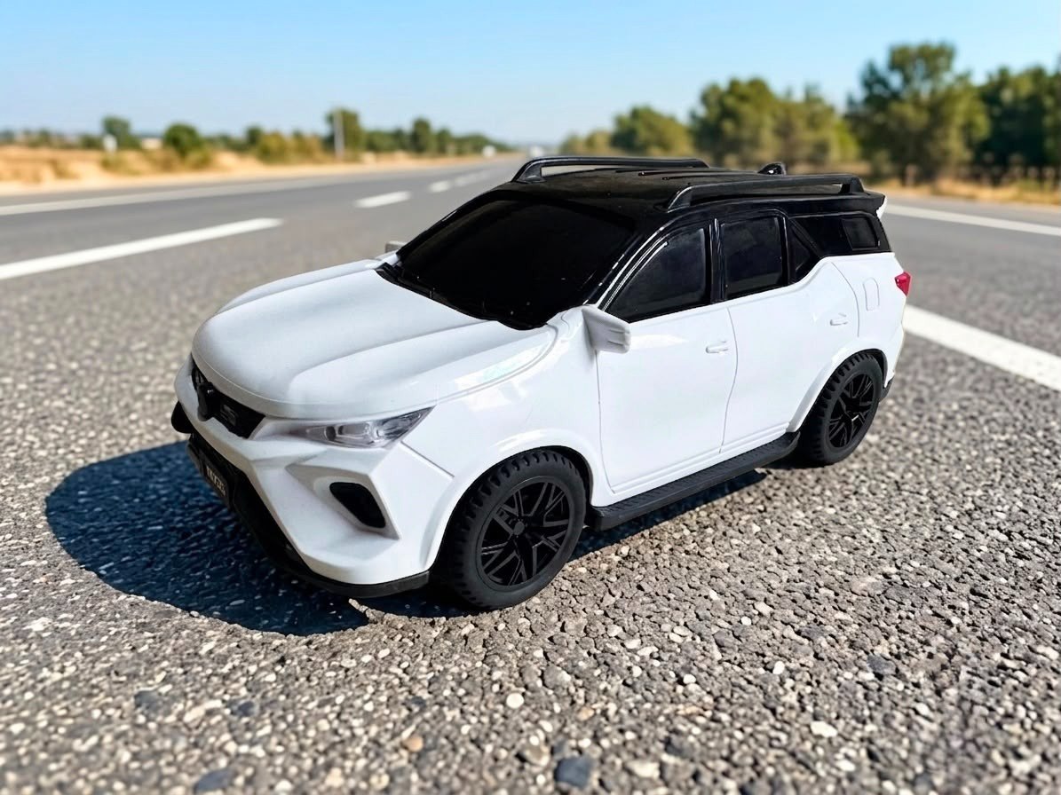 Fortuner VIP Legender from, 1:16 Scale, 2.4 ghz Remote Control, Smoke Effect