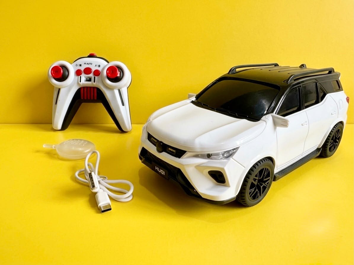 Fortuner VIP Legender from, 1:16 Scale, 2.4 ghz Remote Control, Smoke Effect